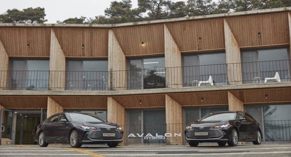 변화로 완성된 올 뉴 아발론 하이브리드는 뛰어난 드라이빙 퍼포먼스와 과감하고 세련된 디자인이 특징이다. ⓒ 토요타 코리아