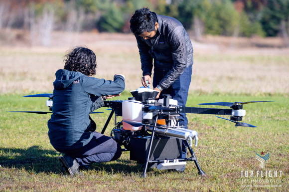 톱 플라이트 직원이 가솔린엔진을 탑재한 하이브리드형 드론을 테스트하고 있는 모습. ⓒ 톱 플라이트
