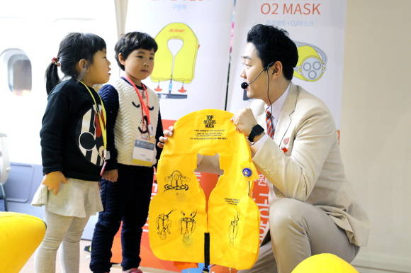 제주항공 객실승무원들이 어린이들에게 비상상황 발생 시 산소마스크 및 구명복 착용방법을 가르쳐주고 있다. ⓒ 제주항공