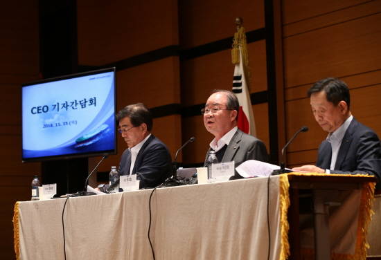 15일 대우조선해양 서울사옥에서 정성립 사장(가운데), 이근모 부사장(오른쪽), 조욱성 부사장(왼쪽)이 참석한 가운데 기자간담회를 가졌다. ⓒ 대우조선해양