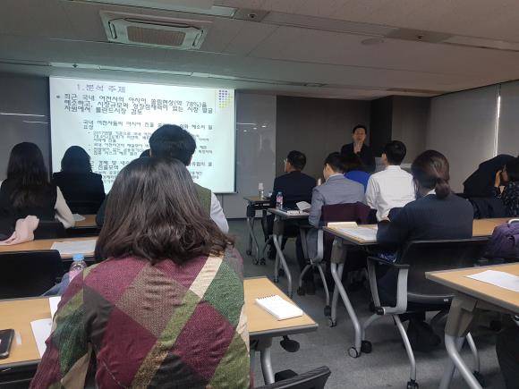 '여전사의 해외진출 전략 세미나'에서 서지용 상명대 교수가 폴란드 금융시장 현황에 대해 발표하고 있다. = 하영인 기자