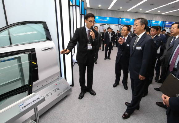 현대·기아차 남양연구소에서 열린 R&D 협력사 테크 데이 행사에 참석한 양웅철 부회장이 협력사 선행 신기술 전시물을 살펴보고 있는 모습. ⓒ 현대자동차