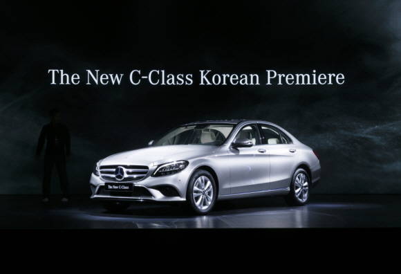 메르세데스-벤츠의 프리미엄 미드사이즈 세단 C-클래스의 부분변경 모델인 더 뉴 메르세데스-벤츠 C-클래스. ⓒ 메르세데스-벤츠 코리아