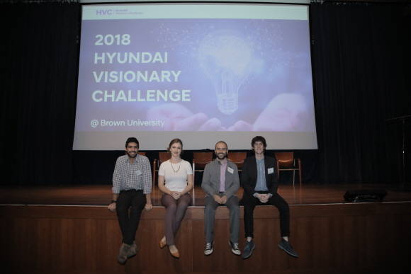 왼쪽부터 아릿 아후자, 브리타니 벡스터, 데이비드 휘트니, 알베르토 보르토니 등 현대 비저너리 챌린지 2018 수상팀 대표들이 기념촬영을 하는 모습. ⓒ 현대자동차그룹