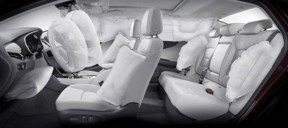 쉐보레가 신형 말리부에 동급 최초로 10개 에어백을 탑재해 국산 중형세단의 안전 기준을 제시한다. ⓒ 한국GM