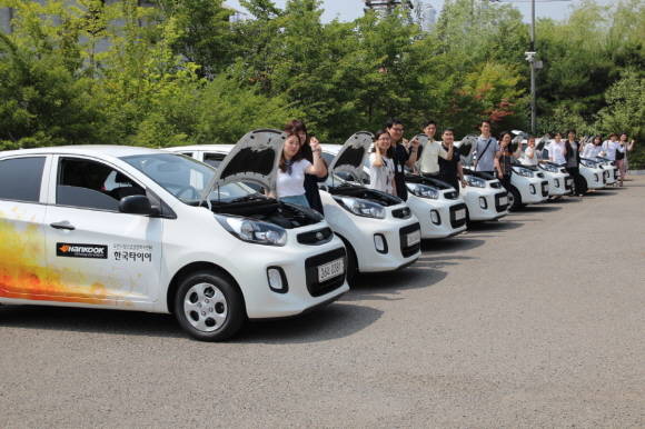 차량나눔 사업 선정 기관 단체사진. ⓒ 한국타이어