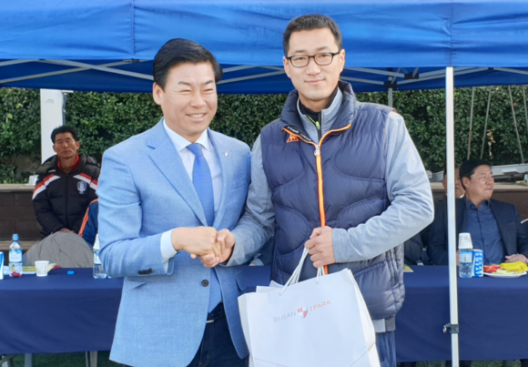 정정복 부산시축구협회장이 우승팀과 기념 촬영을 하고 있다. ⓒ 프라임경제