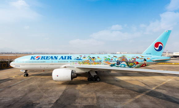'내가 그린 예쁜 비행기' 역대 수상작들이 래핑된 대한항공 보잉 777-200ER 항공기. ⓒ 대한항공