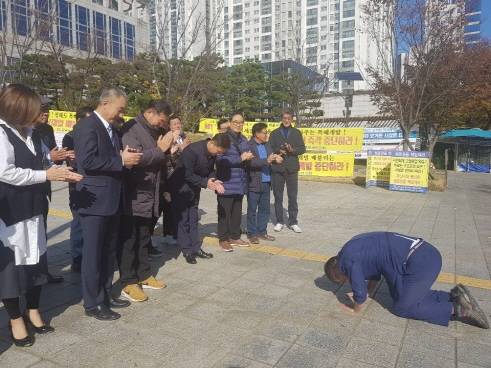 오규석 기장군수가 큰절로 주민들의 지지에 감사를 표하고 있다. ⓒ 프라임경제