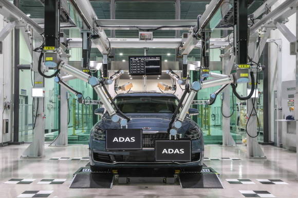 현대·기아차 생산기술개발센터에서 전장 집중검사 시스템을 실제 차량에 테스트하는 모습. ⓒ 현대자동차