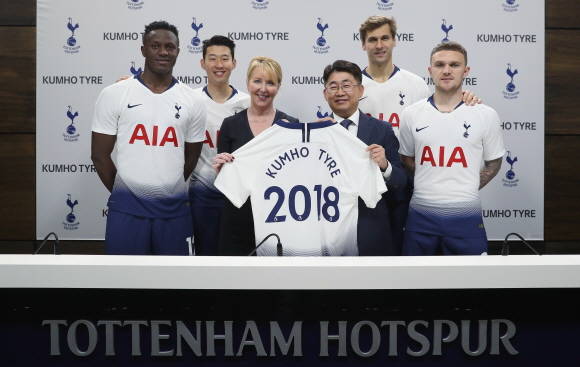 왼쪽부터 빅토르 완야마, 손흥민, 도나 마리아 컬렌 토트넘 핫스퍼 마케팅 전무, 주경태 금호타이어 유럽영업담당 전무, 페르난도 요렌테, 키에런 트리피어. ⓒ 금호타이어