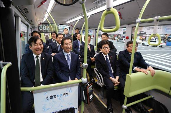앞줄 왼쪽부터 성윤모 산업부 장관, 박원순 서울시장, 조명래 환경부 장관, 이병훈 광주시 문화경제부시장등이 수소전기버스를 시승하고 있다. ⓒ 현대자동차
