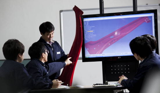 올해 세계일류상품에 새롭게 이름을 올린 자동차용 핫스탬핑 제품에 대해 현대제철 직원들이 연구를 하고 있다. ⓒ 현대제철