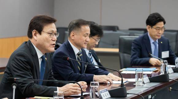 최종구 금융위원장이 23일 서울 종로구 정부서울청사 금융위원회에서 열린 '신용카드사 사장단 간담회'에서 모두발언을 하고 있다. ⓒ 금융위원회