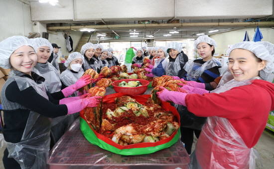 현대상선은 임직원들이 자발적으로 모은 '급여 끝전 모으기' 등을 통해 마련된 비용으로 23일 소외 계층을 위한 '사랑의 김장 나눔' 행사를 진행했다. ⓒ 현대상선