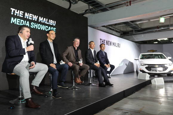 왼쪽부터 카허카젬 한국GM 사장, 신영식 한국GM 부사장 겸 CMO, 제임스 플레밍 디자인 부문 전무, 차량구동시스템부문 황준하 전무, 한국GM 기술연구소 박해인 부장이 미디어의 질의에 응답하고 있는 모습. ⓒ 한국GM