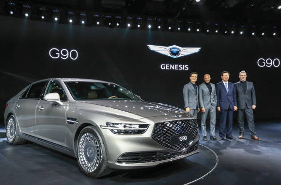 왼쪽부터 현대차 국내영업본부장 이광국 부사장, 제네시스 사업부장 피츠제럴드 부사장, 이원희 사장, 동커볼케 디자인 담당 부사장. ⓒ 제네시스 브랜드