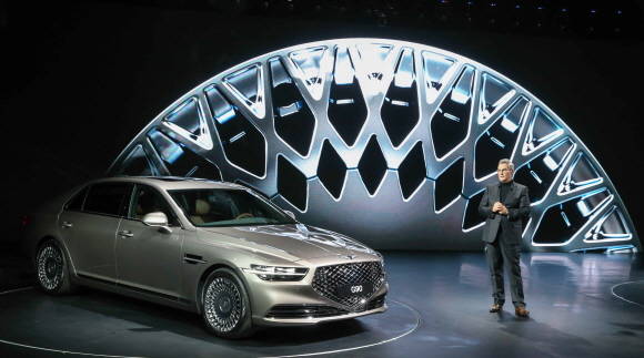 현대차 동커볼케 디자인 담당 부사장의 발표 장면. ⓒ 제네시스 브랜드