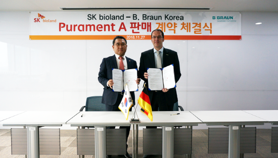 이근식 SK 바이오랜드 대표(왼쪽)가 27일 서울 강남구 비브라운 코리아에서 스테판소이카 대표와 만나 SK 바이오랜드 항균 골시멘트 판매계약을 체결했다. ⓒ SK 바이오랜드