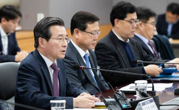 김용범 금융위 부위원장이 27일 오후 서울 종로구 정부서울청사 금융위원회에서 보험자본 건전성 선진화 추진단 출범회의에 참석해 모두발언을 하고 있다. ⓒ 금융위원회