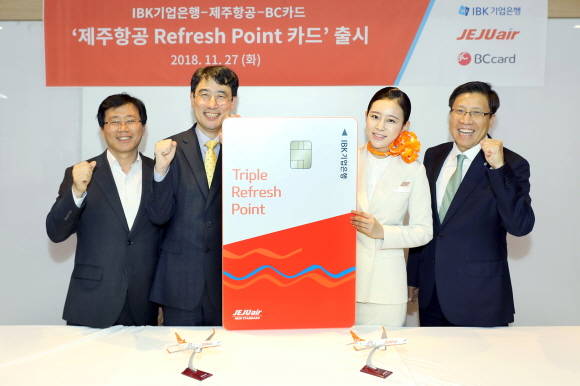 왼쪽부터 정재섭 IBK기업은행 부행장, 이석주 제주항공 대표이사, 심수빈 제주항공 승무원, 김진철 비씨카드 마케팅부문장. ⓒ 제주항공