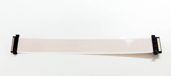 SKC가 SK케미칼과 협력해 세계 최초 제작한 PCT 필름을 사용한 자동차용 필름형 케이블 '플랙시블 플랫 케이블'. ⓒ SKC