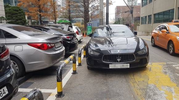 CJ대한통운 본사 앞에 불법주차된 차량의 모습. ⓒ 프라임경제