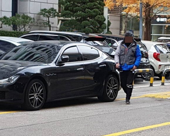 CJ대한통운 본사 앞에 불법주차된 차량의 모습. ⓒ 프라임경제