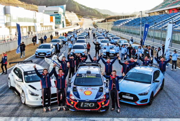 퍼레이드 랩을 마친 현대모터스포츠팀 소속 드라이버들과 참가자들이 기념촬영을 하는 모습. ⓒ 현대자동차