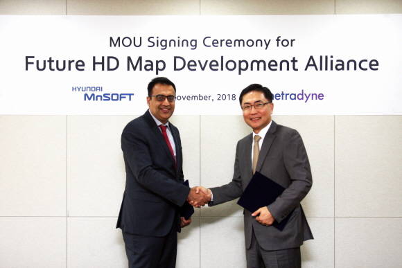 왼쪽부터 네트라다인 Avneesh Agrawal 대표이사, 현대엠엔소프트 홍지수 대표이사. ⓒ 현대엠엔소프트