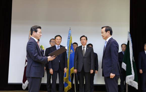 하나카드가 자금세탁방지 우수기관으로 선정돼 금융위원장상을 받았다. 왼쪽부터 김용범 금융위원회 부위원장, 정수진 하나카드 대표. ⓒ 하나카드
