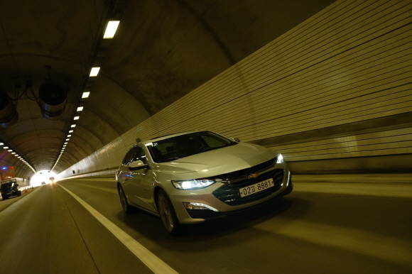 신형 말리부는 동급 최초로 10개 에어백을 기본으로 탑재해 또 한번 국산 중형세단의 안전 기준을 끌어올렸다. = 노병우 기자