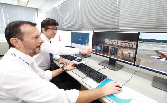 야마무라 아키요시 아시아나항공 안전보안실 부사장(오른쪽)이 1차 고도화 작업을 끝낸 FOQA 시스템을 통해 비행자료를 분석하고 있다. ⓒ 아시아나항공