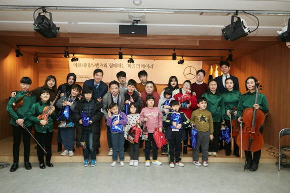 메르세데스-벤츠 사회공헌위원회가 지난 28일 시각장애 특수학교인 인천 혜광학교에서 '마음의 메아리' 구연동화 봉사활동을 진행했다. ⓒ 메르세데스-벤츠 코리아