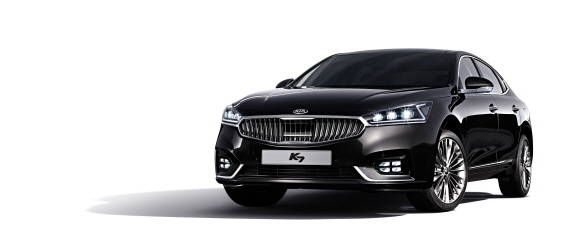 2019년형 K7은 첨단 주행안전 기술 적용은 물론, 인포테인먼트 사양이 고급화된 것이 특징이다. ⓒ 기아자동차