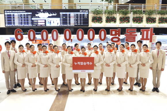 제주항공 승무원들이 김포국제공항 국제선 터미널에서 누적 탑승객 6000만명 돌파를 자축하고 있다. ⓒ 제주항공
