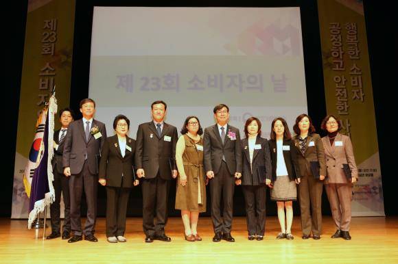 신한카드는 3일 이화여고 100주년 기념관에서 열린 행사에서 박영배 신한카드 부사장(왼쪽 두번째)과 수상자들이 김상조 공정거래위원장과 함께 기념사진을 찍고 있다. ⓒ 신한카드