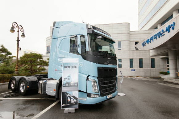 볼보 FH LNG 트럭은 1회 충전으로 최대 1000㎞ 가량을 주행할 수 있으며, 연료효율 또한 기존 가스엔진 대비 15~25% 가량 향상된 것이 특징이다. ⓒ 볼보트럭코리아