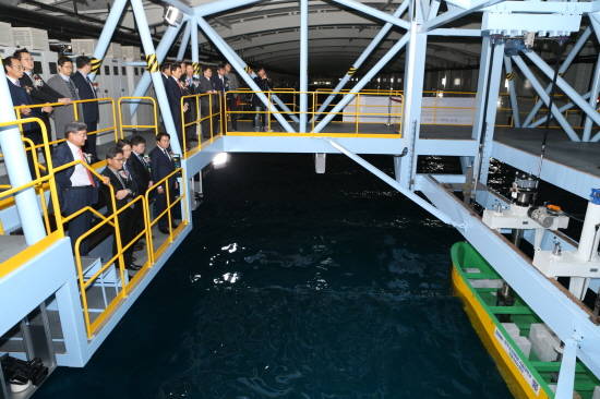 대우조선해양·서울대 시흥R&D센터 개소식에 참석한 내외빈들이 길이 300m 규모 대형시험수조 시설을 둘러보고 있다. ⓒ 대우조선해양