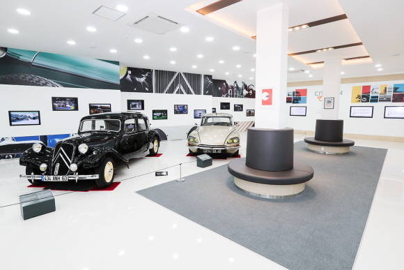 푸조 시트로엥 자동차 박물관 내부. ⓒ 한불모터스