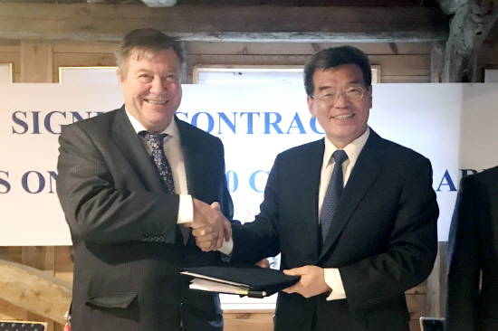 하우게순드 크누센 본사에서 진행된 계약식 모습. 우측부터 가삼현 현대중공업 사장과 크누센 트리그베 세그렘 사장. ⓒ 현대미포조선