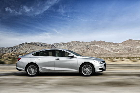 더 뉴 말리부는 전형적인 스포츠 쿠페 스타일로, 입체적인 사이드 캐릭터 라인을 통해 날렵한 실루엣을 자랑한다. ⓒ 한국GM