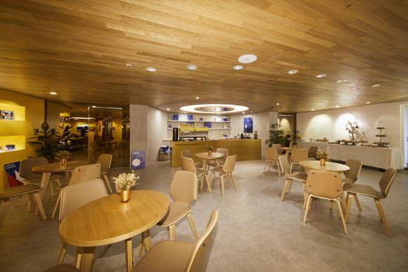 2층에는 호주의 커피 브랜드 듁스 커피가 입점했다. ⓒ 폭스바겐코리아