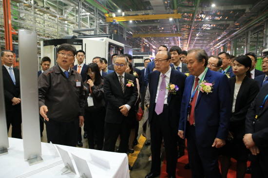 6일 베트남 한화에어로스페이스 항공기 엔진부품 신공장 준공식 후 김승연 한화그룹 회장(앞줄 오른쪽 세번째)와 베트남 쯔엉 화 빙 수석 부총리(앞줄 오른쪽 두번째)가 생산라인을 둘러보고 있다. ⓒ 한화