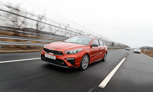 한층 강력한 심장과 다이내믹한 디자인으로 무장한 K3 GT. ⓒ 기아자동차