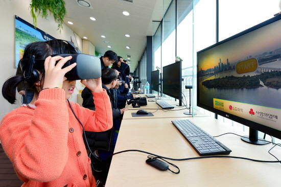 영등포구 샤르넬리 지역아동센터 어린이들이 LG화학 밤섬생태체험관 VR체험 공간에서 밤섬 생태를 살펴보고 있다. ⓒ LG화학