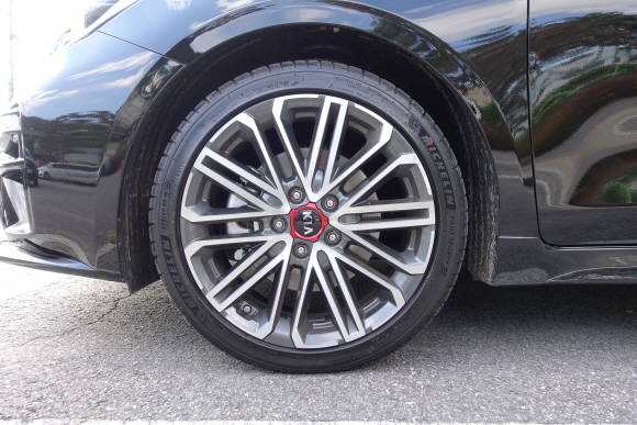 중앙부에 레드 컬러 포인트를 더한 18인치 전면가공 알로이 휠. = 노병우 기자