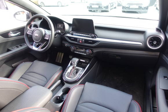 K3 GT 실내는 고성능 이미지에 부합하도록 꾸며졌다. = 노병우 기자