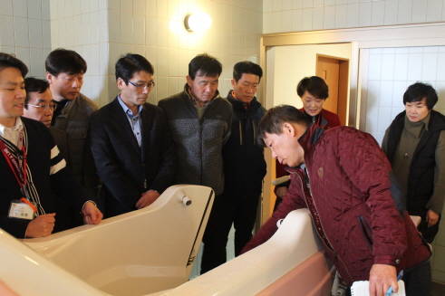 일본 실버텔 시설을 둘러보는 이석희 서구의회 의장(맨앞줄)과 일행. ⓒ 부산시 서구의회