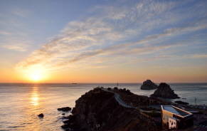 오륙도의 겨울 일출. 부산 남구는 천혜의 자연 환경과 다양한 볼거리를 갖추고 있어 박재범 구청장은 관광산업 활성화에 박차를 가할 뜻을 갖고 있다. ⓒ 부산 남구